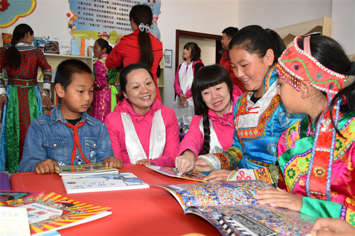 2018年，為甘肅張掖肅南縣3所小學公益捐書，助力裕固族非物質文化遺產傳承與保護